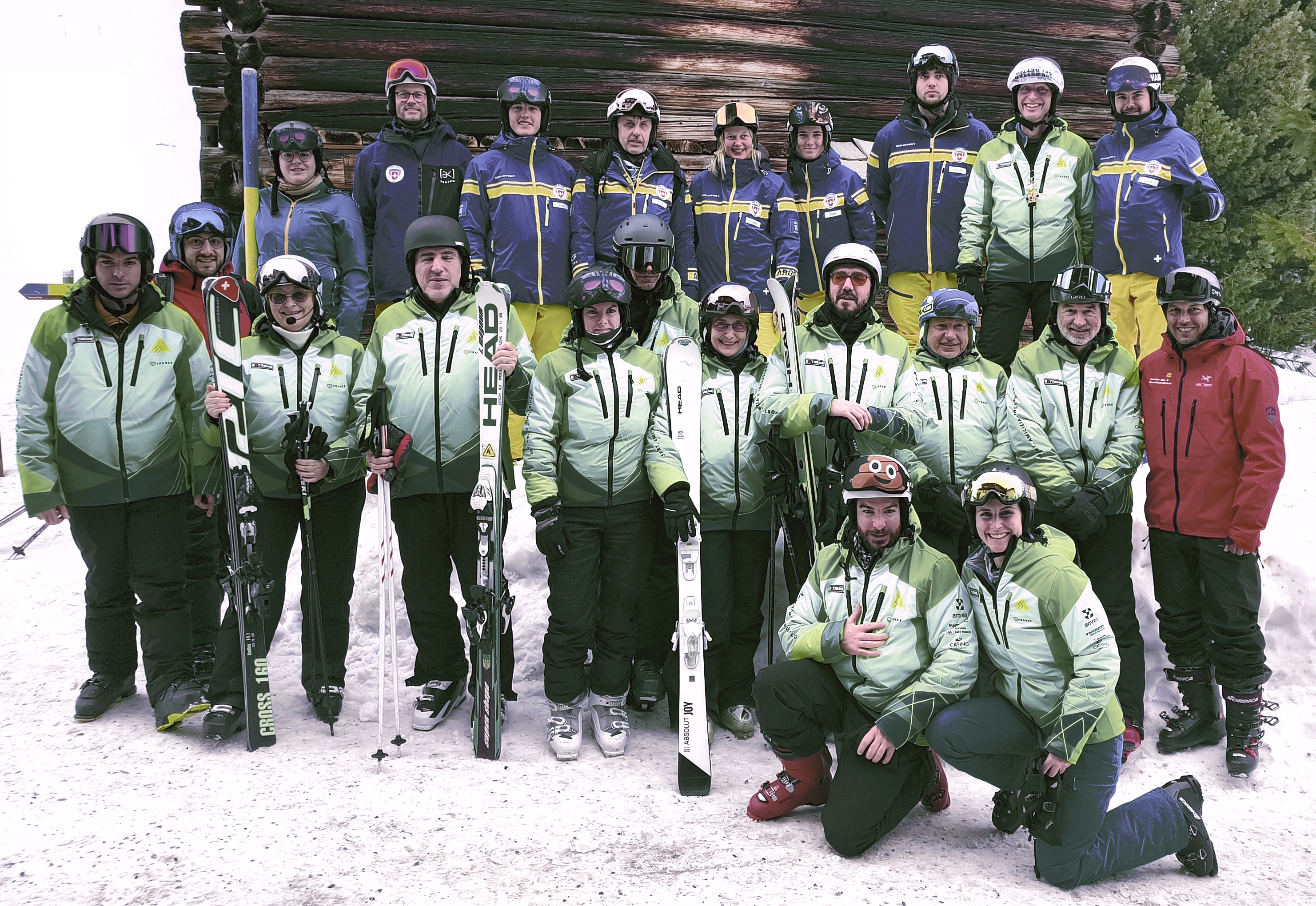 Foto di gruppo ad Arosa, con i maestri di sci locali, gennaio 2025
